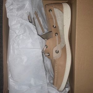 Brand new , never worn , size 9 in womens